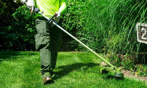 crew-trimmer-closeup-grass